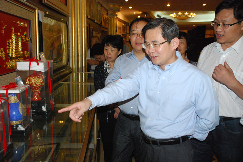 市委常委、副市长郑泽光在艺术馆参观