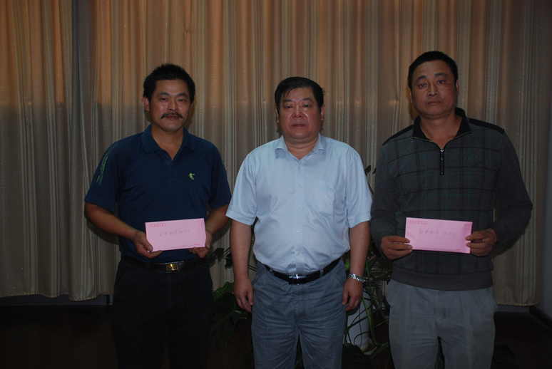 拼搏(中国)工会主席王强与受助学生家长合影 拼搏(中国)工会主席王强与受助学生家长合影